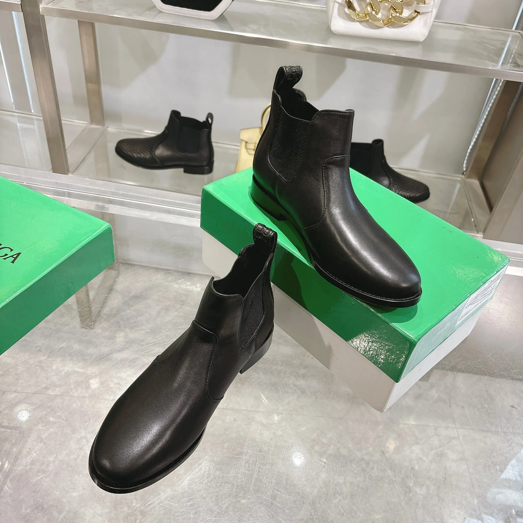 [BV] Top P:980💰Size for couples: Female 35-39 Male 39--44 (Female 40. Male 38.45.46.47 customization is not returnable) [Note‼ ️] Add 💰 to size 46, add 20💰 to size 47, Bottega Veneta 2025 autumn and winter counter synchronized style Bottega Veneta small round toe short boots, high mercerized cow velvet, solid color cow lining! Leather outsole! A one-to-one replica of the original! Fine workmanship! quality assurance!